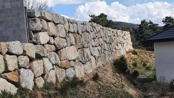 Livraison de blocs de granit pour enrochement Marvejols